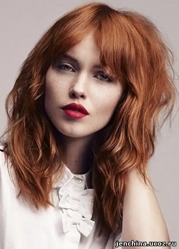 каре с челкой. рыжие волосы с челкой. стрижки с челкой рыжие. каскад с челкой 2022. стрижки на средние волосы рыжие с челкой.