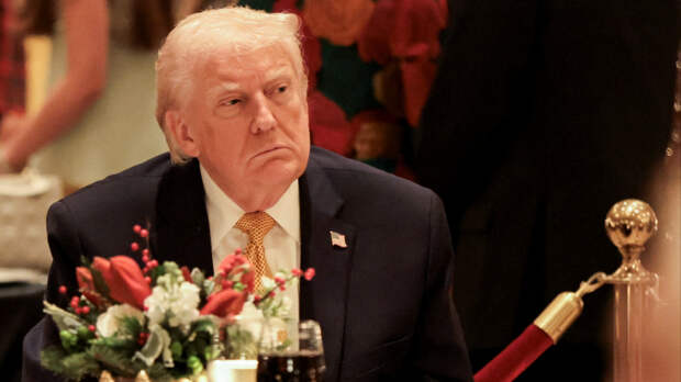 Трамп в канун Рождества выступил с синяками на обоих запястьях