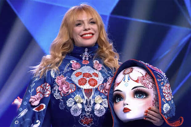 Певица Анастасия Стоцкая скрывалась в костюме Матрешки на телешоу "Маска"