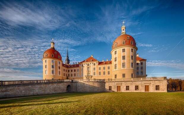 Замок Морицбург - загородная резиденция саксонских курфюрстов дома Веттинов, расположенная в городе Морицбург, в 14 км от Дрездена. Замок славится своими украшениями из песчаника и лепниной.