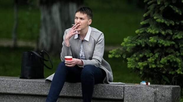 Савченко пришла в Раду на несколько часов раньше и ждет на улице Савченко пришла в Раду на несколько часов раньше и ждет на улице