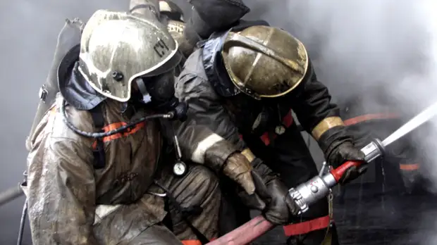 В Благовещенске загорелся склад на площади более 500 кв. м