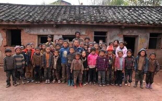Вот так выглядит одна из школ в глубинке Китая. Перед ней - ее ученики