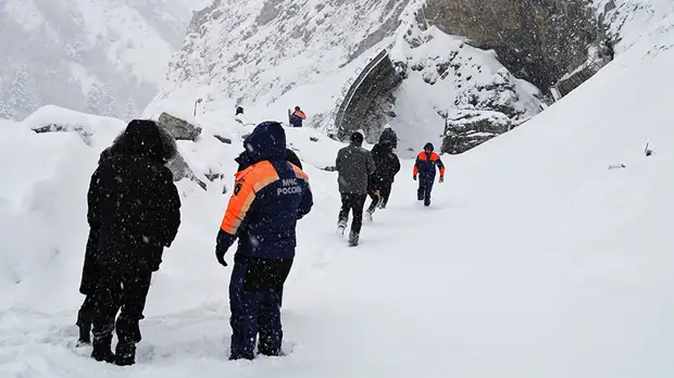 Идёт поисковая операция: при сходе лавины в горах Алтая погибли семь туристов