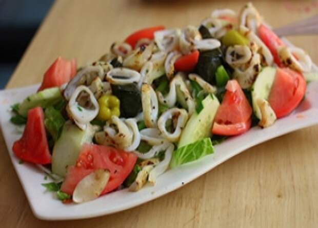 Постный салат с кальмаром – это нежное сочетание овощей, заправки и морепродуктов!