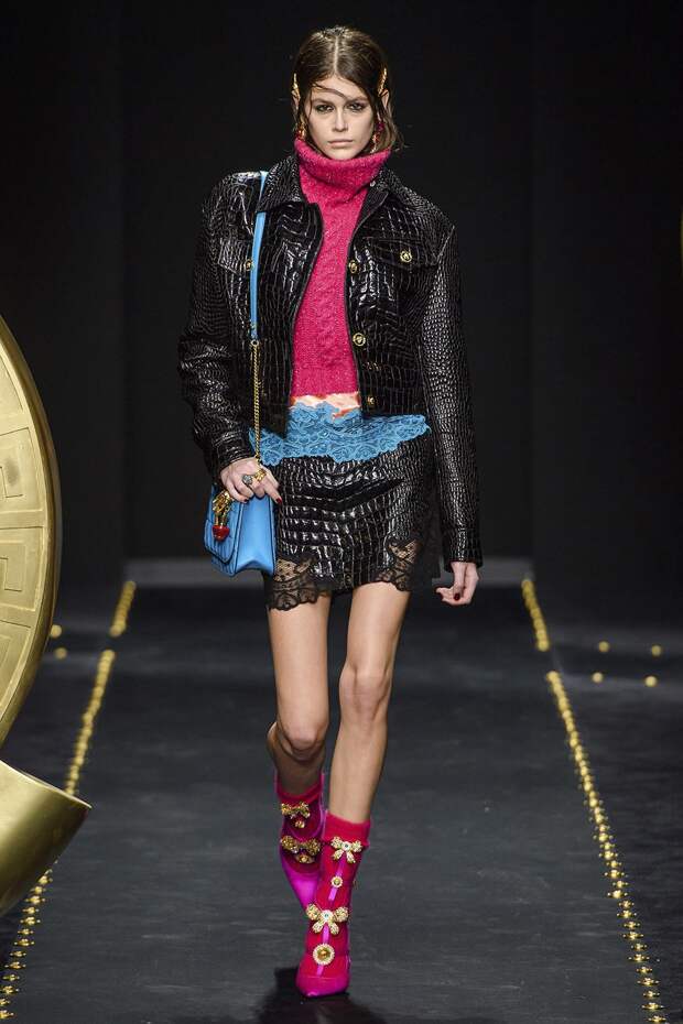 Розовые пушистые носки в сочетании с туфлями. Versace Fall-2019