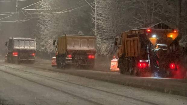 В Майкопе началась обработка улиц противогололедными материалами