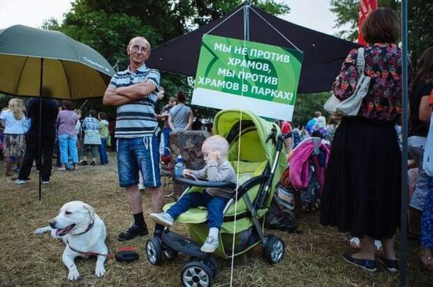 Протест против строительства храма в парке Торфянка