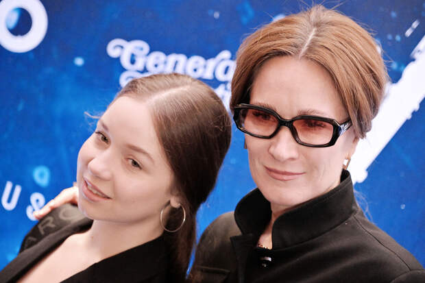 Телеведущая Мария Киселева появилась на публике с дочерью