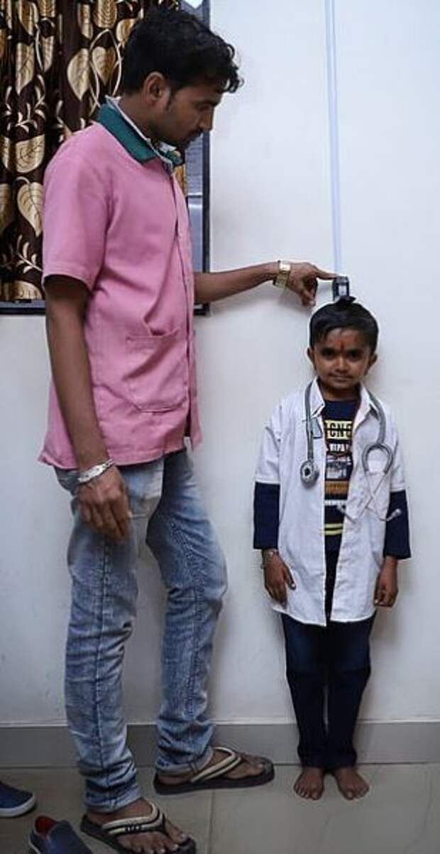 17-летний пацан ростом 93 см хочет стать самым маленьким врачом в мире