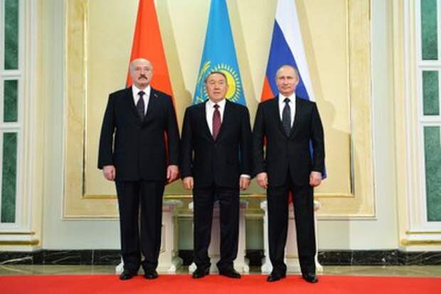 С Президентом Республики Казахстан Нурсултаном Назарбаевым и Президентом Республики Беларусь Александром Лукашенко.