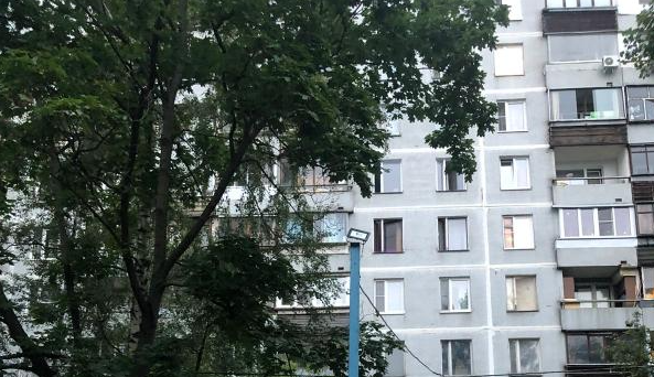 На спортивной площадке на улице Свободы мячами разбили почти все фонари