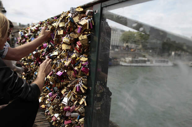 Миллион доказательств любви сняли с Pont des Arts в Париже