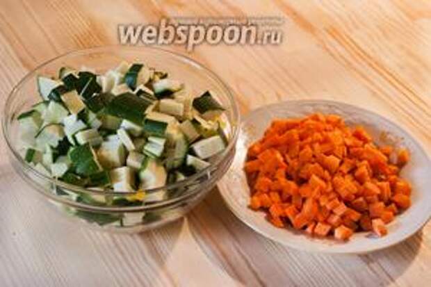 Почистить и порезать мелкими кубиками кабачки и морковь.
