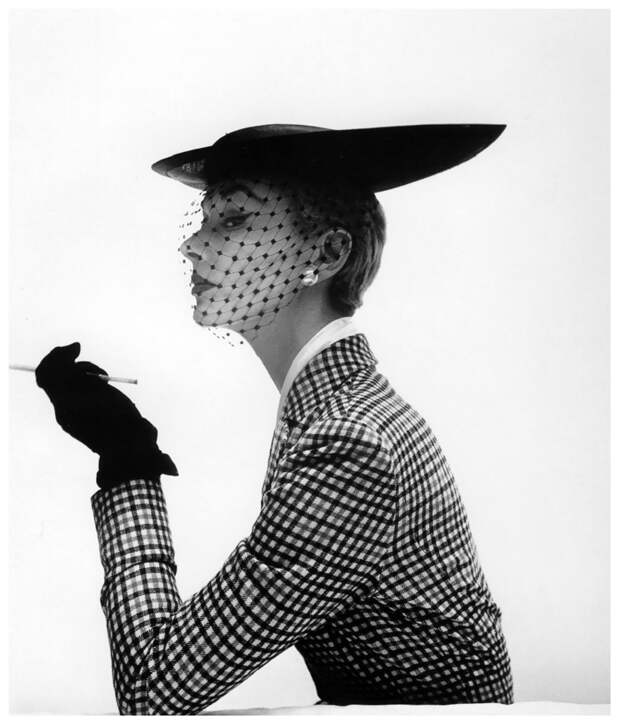 0 Lisa Fonssagrives wearing a bicorne skimmer by Lilly Dachè, Vogue, Feb. 15, 1950 Photo Irving Penn.jpg
