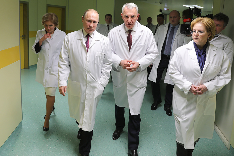 Вице-премьер РФ Ольга Голодец, Владимир Путин, генеральный директор Национального медицинского исследовательского центра имени В.А. Алмазова Евгений Шляхто и министр здравоохранения РФ Вероника Скворцова в Национальном медицинском исследовательском центре им. В.А. Алмазова