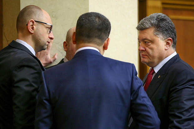 Премьер-министр Украины Арсений Яценюк (слева) и Президент Украины Петр Порошенко (справа) на первом заседании новоизбранной Верховной Рады Украины.