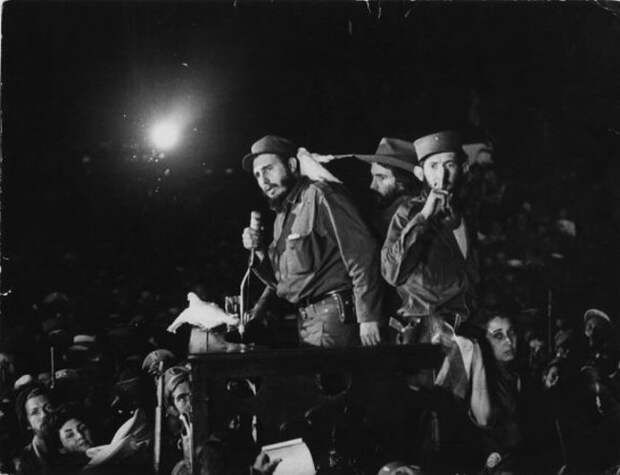 1959.-A-dove-landing-on-Fidel-Castros-shoulder-during-an-important-speech.-This-landing-has-been-the-subject-of-much-speculation-controversy-and-worship.-January-8-1959