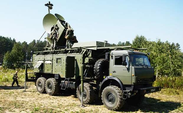На фото: военнослужащие во время развертывания наземного многофункционального модуля помех "Красуха-4"