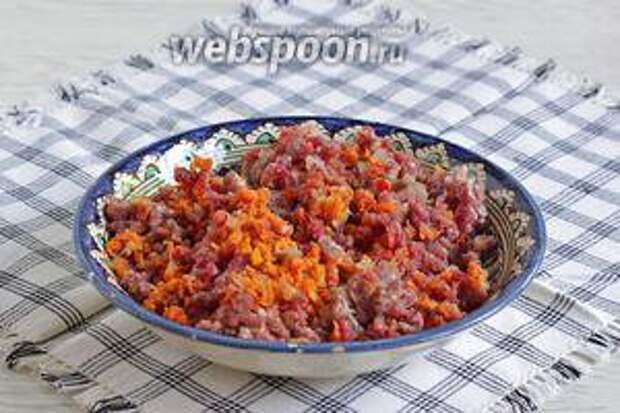 Мясо перекрутить на мясорубке вместе с 1 луковицей и 1 морковью. Туда же добавить 1/2 острого перца. Чеснок в фарш не добавляю, только в подливу.