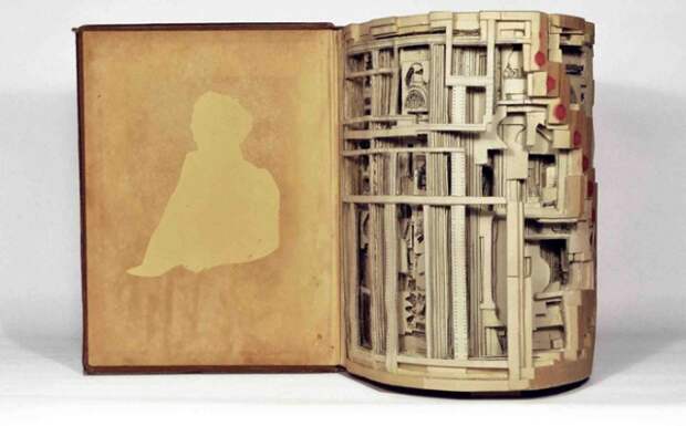 скульптура из книг