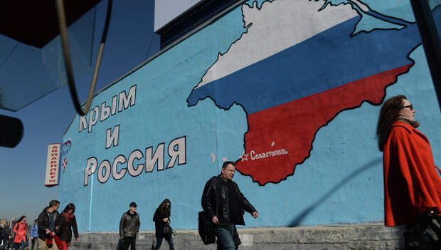 Патриотические граффити в Москве о воссоединении Крыма и России. Архивное фото
