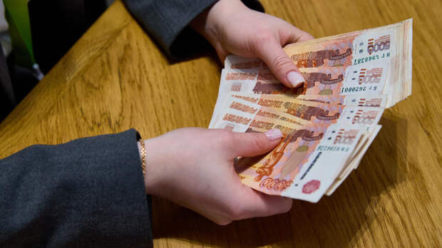 Две отрасли с зарплатами выше 400 тыс. рублей появились в России