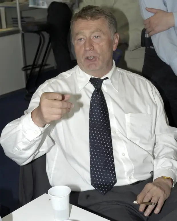 Артиллерийские залпы, подушки с орденами и Колонный зал: как Жириновский предсказал свою смерть