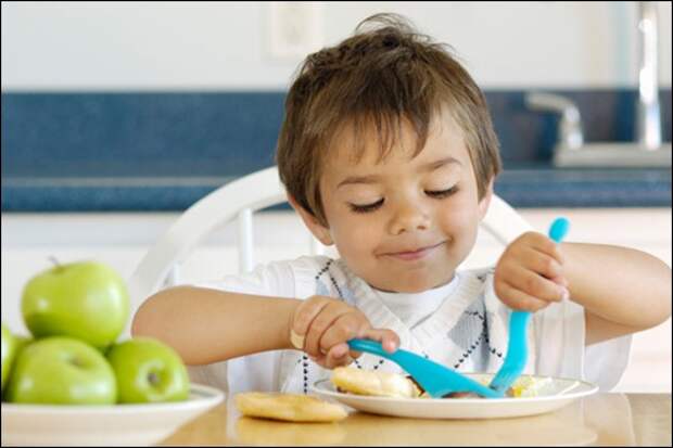 toddler-boy-eating-with-utensils