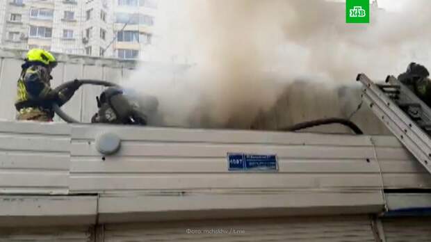 Торговый павильон загорелся в Хабаровске: видео