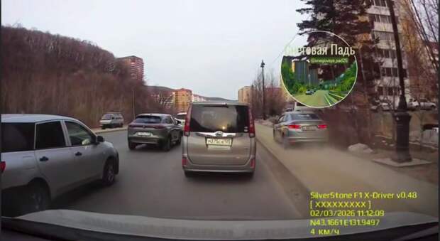 Таксиста, который объехал пробку по тротуару во Владивостоке, наказали