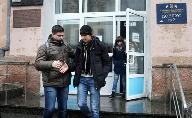 Студенты у входа в Донецкий национальный технический университет