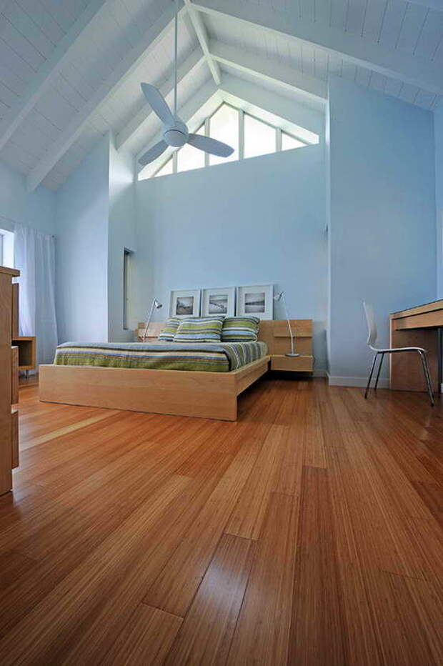 Спальня в цветах: голубой, фиолетовый, серый, коричневый. Спальня в стиле минимализм.