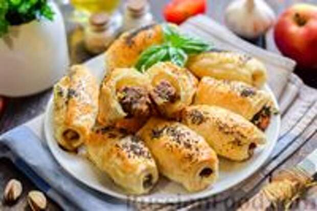 Фото к рецепту: Слойки-рулетики с фаршем, яблоком и фисташками