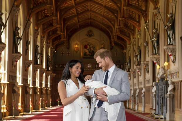 «Два лучших мужчины в мире»: Меган Маркл и принц Гарри впервые показали новорожденного сына