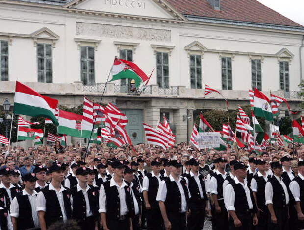 Members of the Hungarian Guard march to take an oath in front of the presidental palace of Hungarian President Laszlo Solyom, on top of Buda hill 25 August 2007 during an induction ceremony of the far-right Jobbik party for the first members of the Magyar Garda, or Hungarian Guard.  The members of the Guard will receive military training, according to its charter, on how to "defend Hungary physically, morally and mentally.  AFP PHOTO / ATTILA KISBENEDEK (Photo credit should read ATTILA KISBENEDEK/AFP/Getty Images)