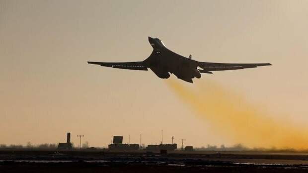 Взлёт сверхзвукового стратегического ракетоносца-бомбардировщика Ту-160. Фото: Министерство Обороны.