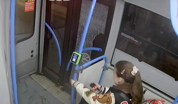 В Челябинске пять автобусов с пассажирами забросали камнями