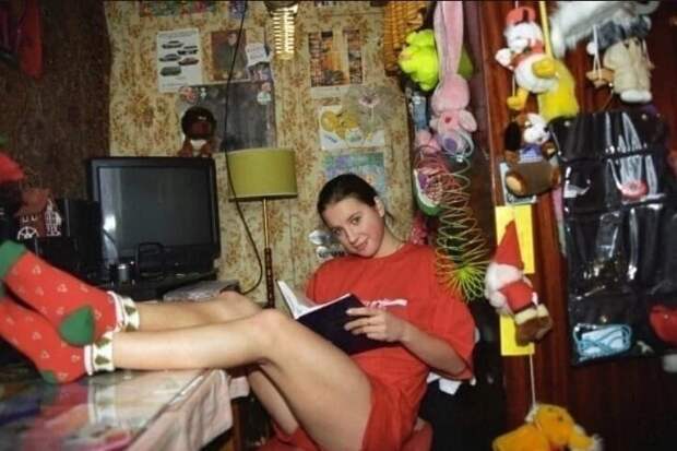 15. Чемпионка по фигурному катанию Ирина Слуцкая у себя дома. 1997 год