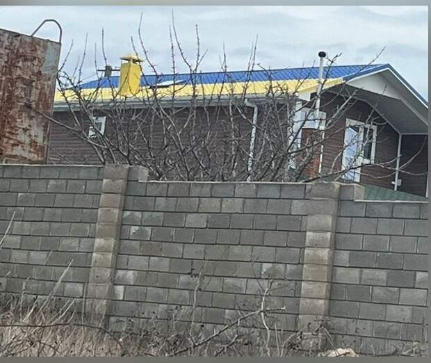 Севастополец покрыл крышу дома до 2014 года в цвета флага Украины - теперь мучается. Что говорят местные