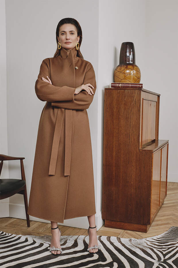 ПАЛЬТО, Второй Меховой х Снежанна Георгиева; СЕРЬГИ (ЗДЕСЬ И ДАЛЕЕ), Balenciaga; БОСОНОЖКИ, Jimmy Choo; КОЛЬЦО (ЗДЕСЬ И ДАЛЕЕ) – СОБСТВЕННОСТЬ СНЕЖАННЫ