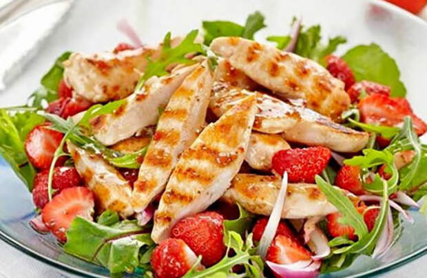 Салат с курицей и клубникой. \ Фото: local.6qube.com. Салат с курицей и клубникой. \ Фото: local.6qube.com.