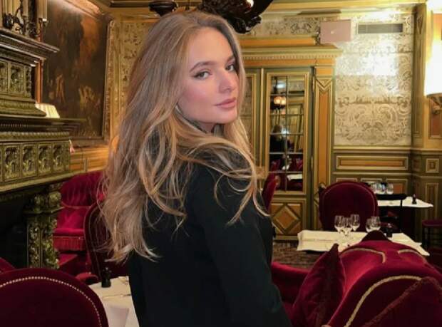 Лиза Пескова, дочь Дмитрия Пескова, известна тем, что часто публикует в социальных сетях роскошные фотографии и провокационные посты.-14