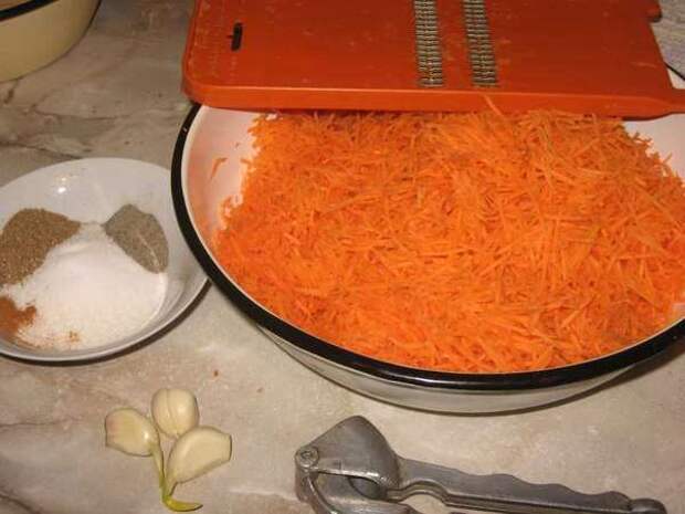 10 килограмм моркови. Морковь тертая на пару. На какой тёрке тереть морковь по-корейски. Тёрки для корейской моркови какая лучше. 3 Кг моркови.