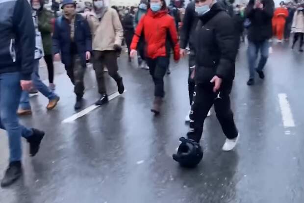 Спецшлем сотрудника полиции вместо футбольного мяча, на митинге 23 января