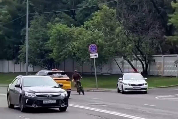 Появилось видео с погоней полицейских за курьером в столичном Митино