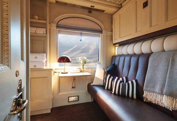 Один из повторяющихся элементов дизайна Belmond Andean Express — чакана — ступенчатый крест, с древнейших времен широко распространенный в Южной Америке дизайн, интерьер, отдых, поезд, путешествие, путешествия, роскошь, южная америка