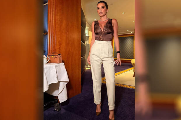 Ведущая Бородина снялась в кружевном топе с глубоким декольте