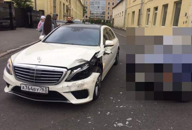 Проигнорировал "помеху справа" и протаранил AMG S63 Проигнорировал "помеху справа" и протаранил AMG S63