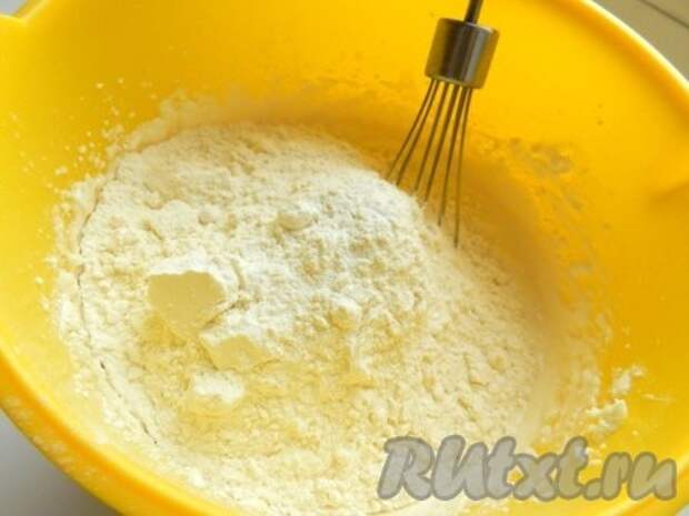 Постепенно добавляя муку, замесить тесто.
